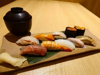 本まぐろの大トロ・あじろや名物煮穴子・うに・いくら などが入った全10貫の極上にぎり