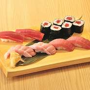 本まぐろの大トロ2貫　本まぐろの中とろ2貫　本まぐろの赤身2貫　鉄火巻き
