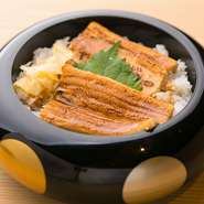 国産穴子をオーダーが通ってから炙り、ふっくらと仕上げています。小骨までしっかりと処理され、子供から大人まで食べやすいのも魅力です。お土産用もあるので、出来立てを家庭でも楽しめます。