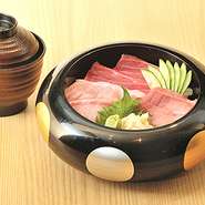 本まぐろ大とろ2貫　中とろ2貫　赤身2貫　が入っています。