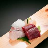 新鮮な魚を盛り合わせで楽しめる贅沢な一品。見た目の第一印象を大切に、「おいしそう」と感じさせてくれるオリジナルの盛り付けで料理人が一つ一つ丁寧に仕上げています。見た目と味の両方を楽しめるのが魅力です。