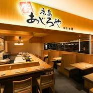 立ち飲み屋やバルが多く立ち並ぶ街の中でも、一際目を引く高級感のある店構え。さらに、お酒のみならず本格的な寿司を味わえるのが魅力です。高級感がありながらも肩ひじ張らずにゆったりと食事を楽しめます。