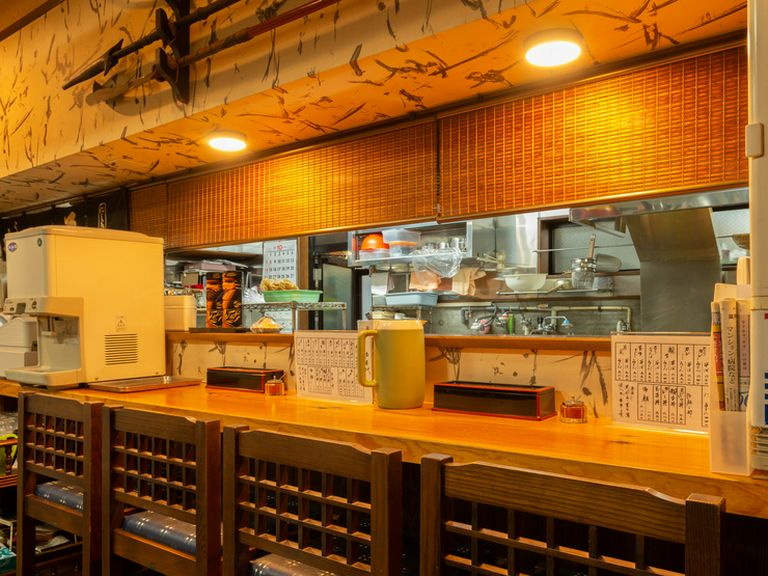 昼休憩には地元の人々が多く集まる人気のそば屋