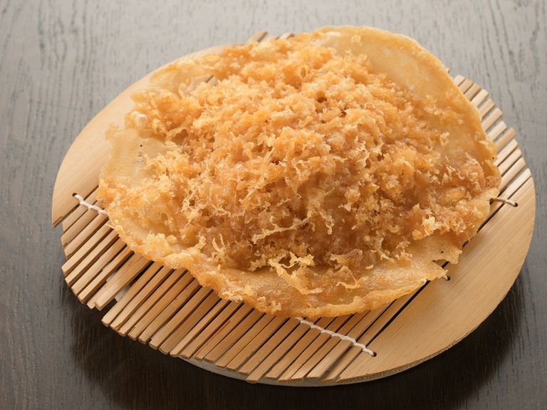 そばが見えなくなるほど大きい特製の「天ぷら」