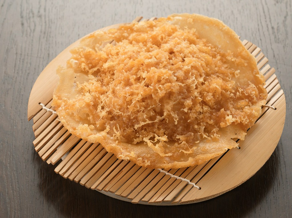 そばが見えなくなるほど大きい特製の「天ぷら」