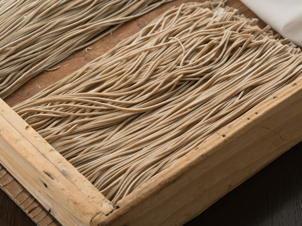 先代から受け継ぐこだわりの出汁と、毎朝打つくる自家製そば