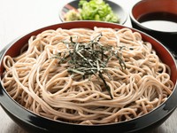 【にしきそば】のメニューの中で、唯一の冷たいそば『ざるそば』