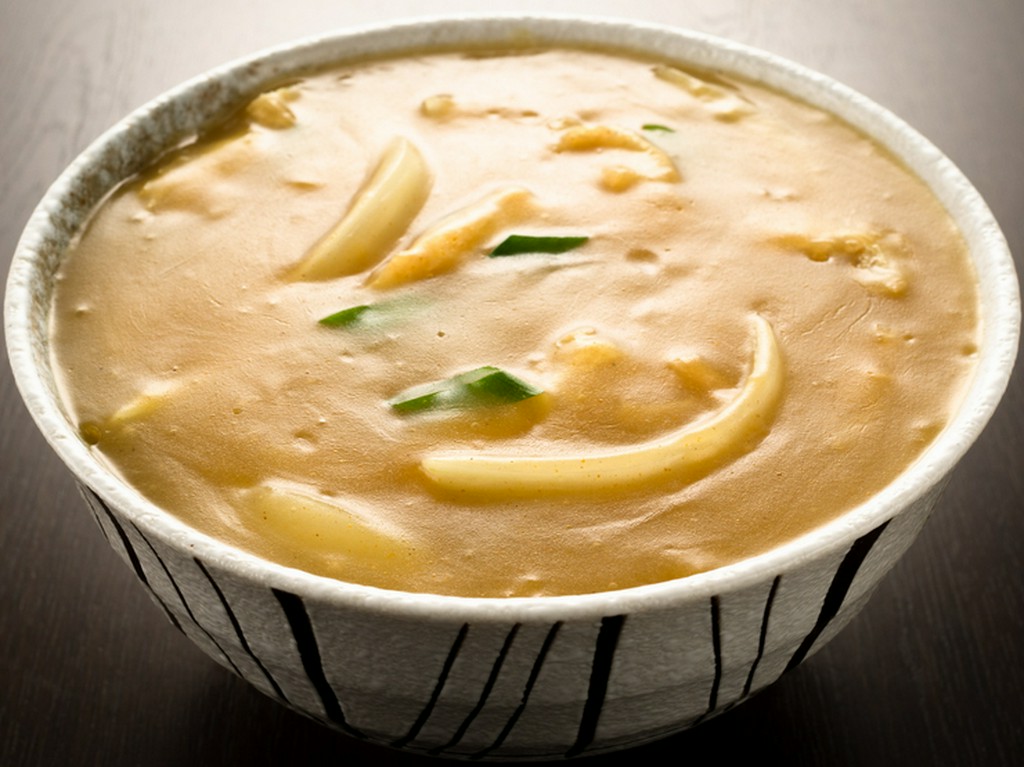 見た目のシンプルさを覆す、和風だしの旨みがきいた『カレーそば』