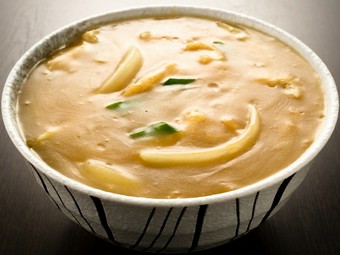 見た目のシンプルさを覆す、和風だしの旨みがきいた『カレーそば』