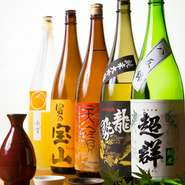 天ぷらや刺身によく合う日本酒のラインナップが豊富です。随時、新しい銘柄を仕入れているので、いつもフレッシュな味わいを楽しめます。ほかにも、女性に人気の柚子酒なども種類豊富に取り扱っています。