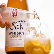 兵庫県明石市の江井ヶ嶋酒造が醸造した地ウイスキー『ホワイトオーク』を使ったオリジナルドリンク。凍ったレモンをたっぷり入れ、トニックウォーターで割ります。レモンの香りも最高！スッキリ爽快な味わいです。