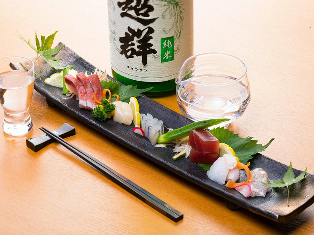 新鮮な地魚の刺身を堪能できる『本日の刺盛り』