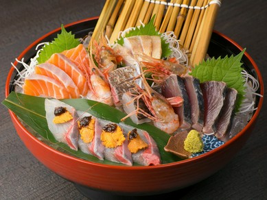 瀬戸内の新鮮な魚と金沢直送の旬の魚が並ぶ『お刺身盛合わせ』
