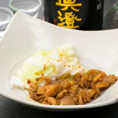 鉄板でこんがり焼いた鶏皮に絡まる自慢のタレが絶品の『鶏皮焼き』