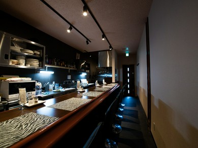 シックな色合いでまとめられた落ち着いた店内でくつろぎの一時を