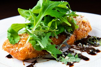 山口県産のブランド豚の旨みと新鮮野菜がマッチする『むつみ豚のカツレツミラノ風』