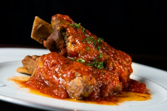 とろとろになるまで煮込んだ、自家製トマトソースの旨みが溢れる『ポークスペアリブのトマト煮』