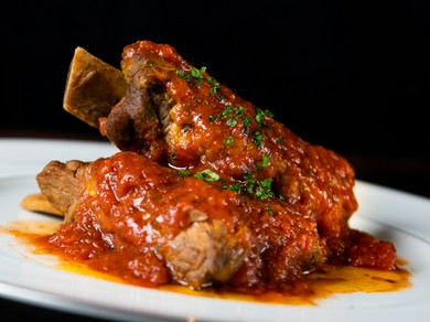 とろとろになるまで煮込んだ、自家製トマトソースの旨みが溢れる『ポークスペアリブのトマト煮』