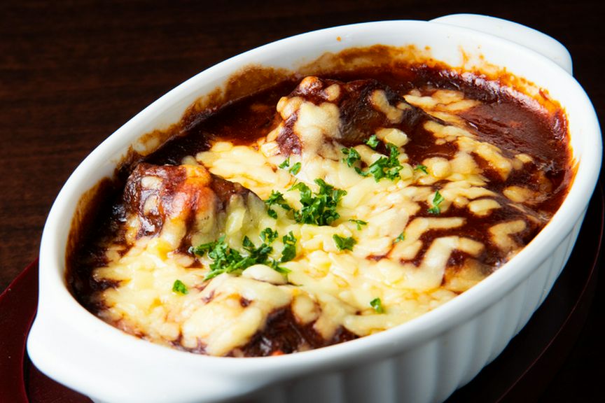 柔らかく煮込んだブランド牛の旨みとチーズの香ばしさがたまらない『ビーフシチューチーズ焼き』