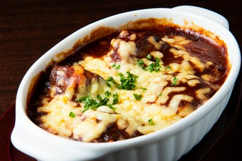 柔らかく煮込んだブランド牛の旨みとチーズの香ばしさがたまらない『ビーフシチューチーズ焼き』