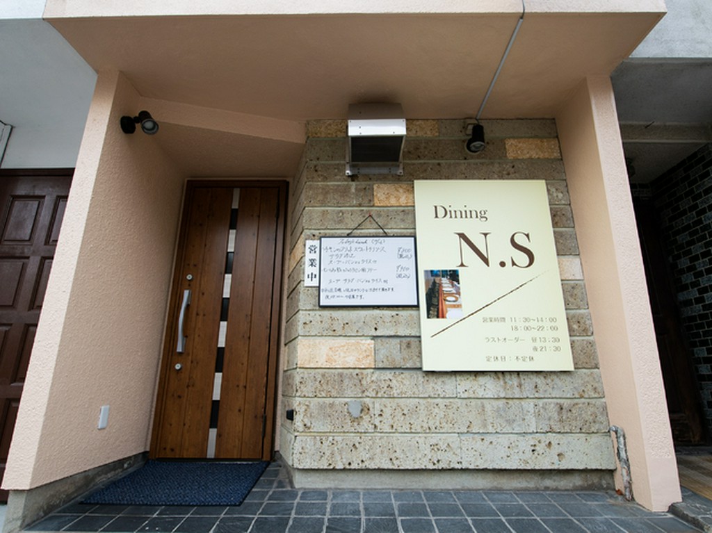 温泉街の中にひっそりと佇む、落ち着いた隠れ家的な空間