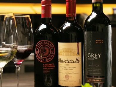 肉と相性の良いワインが、「赤」を中心に充実