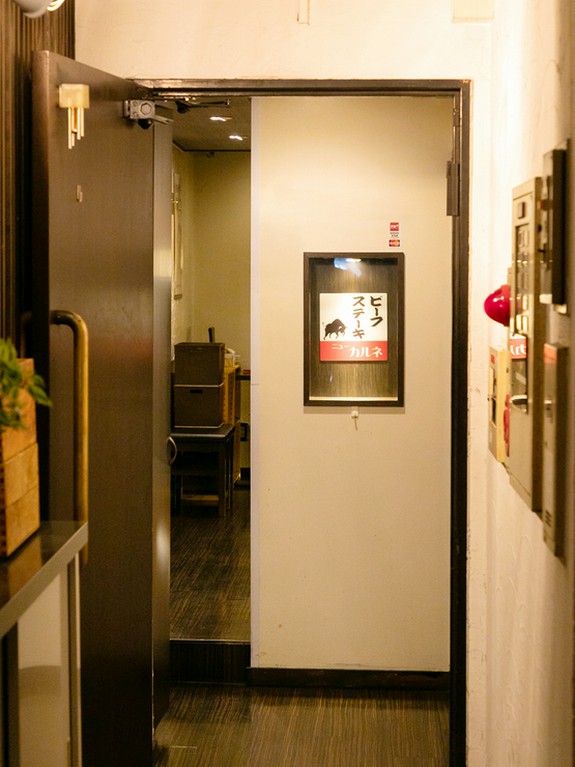 大通りを入ったビルの1F、隠れ家的なステーキハウス