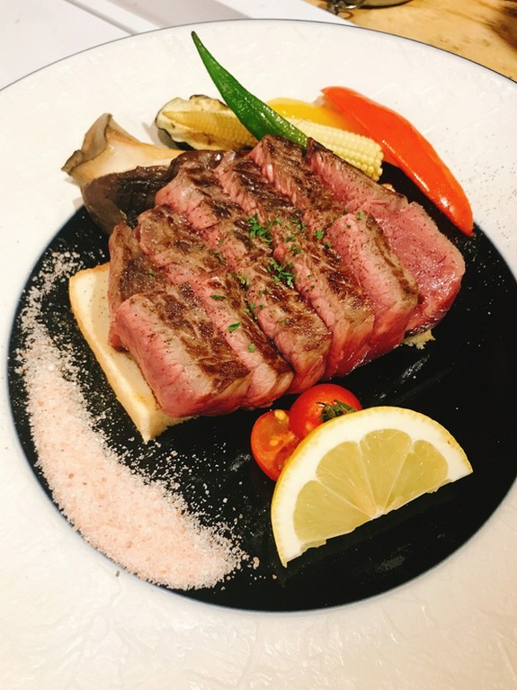 肉本来の旨味を実感できる『＜日替り＞黒毛和種　本日の厳選　赤身肉ステーキ　150g＜焼野菜付＞』