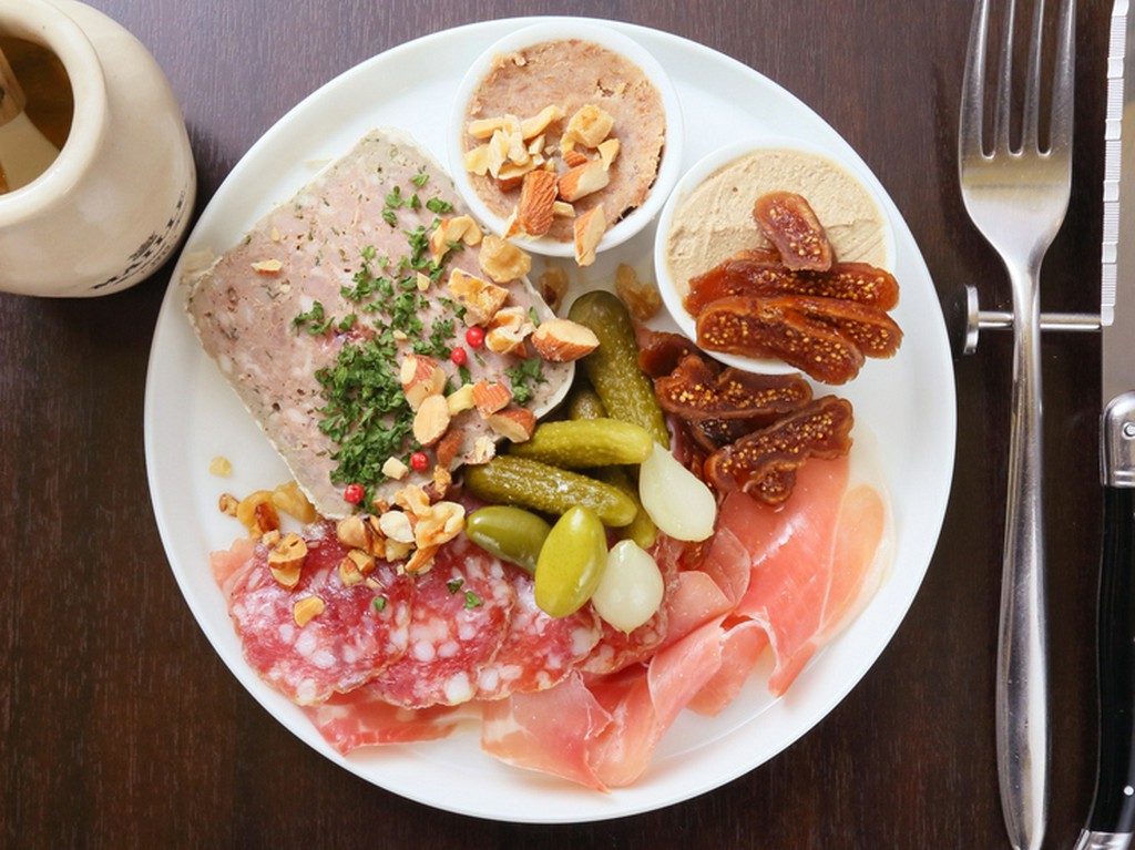 ワインと相性抜群。多彩な味が楽しめる『シャリュキュトリー盛り合わせ』