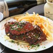 牛肉のグリルに山盛りのフレンチフライを添えたフランスの国民食。庶民的なビストロならではの豪快な料理で、約200gの赤身肉はボリュームたっぷり。噛むほどに濃厚な肉汁があふれ出します。