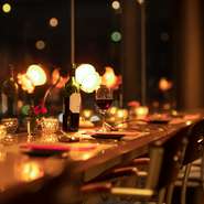 落ち着いた色調で統一されたフレンチレストラン。普段使いのデートから、記念日などの特別な日のデートまで、シチュエーションに合わせて利用できます。窓際の席で、景色を眺めながらロマンチックなひとときを。
