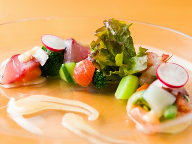 野菜と魚介のマリアージュを堪能できる『魚介のサラダ仕立て』