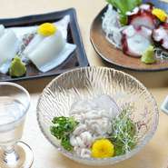 メインとなる鶏肉はもちろんのこと、その時期毎の旬の野菜や新鮮な魚介類も味わえます。旬の食材ならではの甘みや旨みを存分に堪能できます。一皿一皿から四季の移ろいを感じられるのが魅力です。