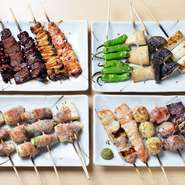 一本一本手作業で串打ちした、こだわりの焼鳥をメインに味わえます。また他にも豚や牛、旬の野菜などの焼き物や、新鮮な魚介類までメニューも豊富です。丁寧に仕上げた、多種多様な料理を堪能できるのが魅力です。