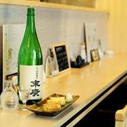 数あるお酒の中でも、特におすすめなのが日本酒。焼鳥はもちろん魚介類など、各メニューに合うお酒をスタッフが教えてくれます。季節ごとに異なるものを提供しているので、飽きが来ないのも魅力です。