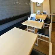 カウンター席があるので、1人でも気軽に利用できます。またテーブル席は仕切りを使用し、半個室としても。デートはもちろん仲間内での気軽な飲み会など、気心の知れた仲間とゆったりと過ごすのにおすすめです。