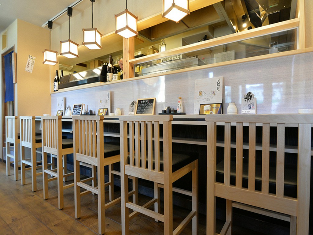 ゆったりとくつろげる、まるで和食店のような落ち着いた雰囲気