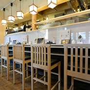 まるで和食店に来たかのような、落ち着いた店内。木製の家具で統一された、明るく温かみのある雰囲気が魅力です。肩ひじ張らずに気軽に利用でき、食事とお酒を楽しみながらゆったりとくつろげるます。