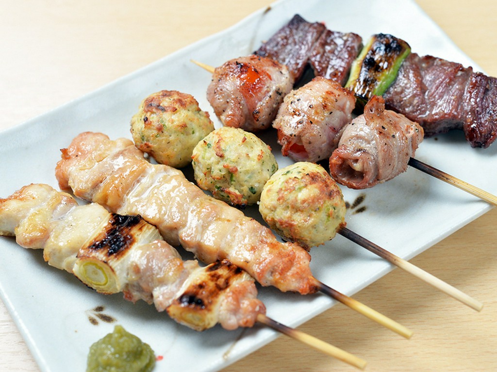 鶏・豚・牛のすべてが味わえる、まずは食べてほしい贅沢メニュー『お任せ串五本盛り』