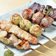 鶏・豚・牛すべての中からその日のおすすめを楽しめる、贅沢な盛り合わせ。塩とタレが選べますが、よりシンプルに素材の味を感じられる塩がおすすめです。様々な種類の肉が味わえるまずは食べてほしい一品です。