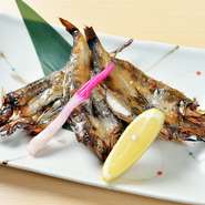 地物の新鮮なメヒカリを店内で一夜干しにして仕上げる、手間暇かけた一品。干物にすることで魚の旨みがギュッと凝縮し、ご飯が進みます。日本酒にもよく合う自慢のメニューです。