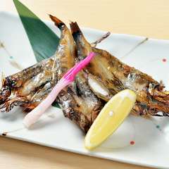 地物の新鮮な魚を店内で一夜干しに。手づくりの味が楽しめる、日本酒にピッタリの『メヒカリ開き焼き』