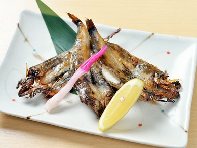 地物の新鮮な魚を店内で一夜干しに。手づくりの味が楽しめる、日本酒にピッタリの『メヒカリ開き焼き』
