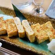 オーダーを受けてから一つ一つ丁寧に焼き上げる定番メニュー。あっさりとした味付けで、出汁の旨みが効いています。一口頬張ればジューシーな出汁が溢れ出す、ふわふわの厚焼き玉子をできたてアツアツで。