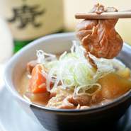 下処理をしっかりと行い臭みをなくしたモツを、圧力鍋でとろとろになるまで長時間煮込んだ一品。大根やニンジンなど、野菜をたっぷりと摂れるのも魅力です。一つ一つの具材に味が滲み込んでいます。