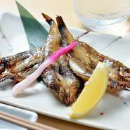 地物で獲れる新鮮なものを使用して店内で仕上げた『メヒカリ開き焼き』。漁獲されるものの中でも特大サイズのもののみを使用しているので、ボリューム満点です。しっかりと脂がのったジューシーな味わいです。