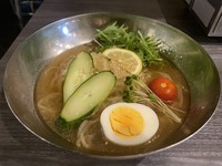 盛岡冷麺ベースの厳選塩だれのスープでさっぱりと味わう冷麺です。
焼肉の〆に最高の一品です。