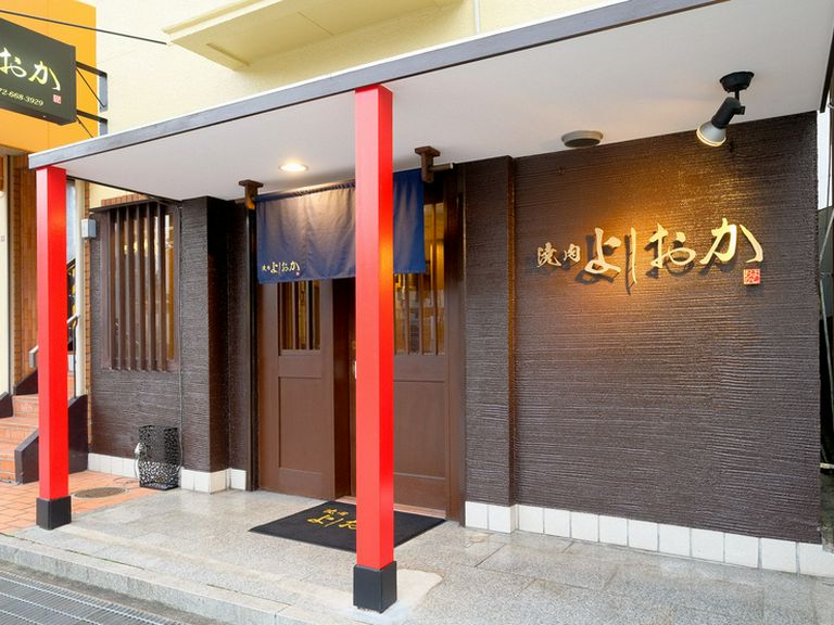 商店街から少し離れた静かな場所に佇む焼肉店