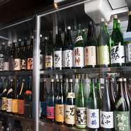 扉を開けて入店すると、迫力ある酒棚がお目見え。ずらりと並べられた日本酒及び焼酎は、選び抜かれたものばかり揃えています。美味しい料理には欠かせない旨い酒。【飯屋一空】で堪能してみませんか？