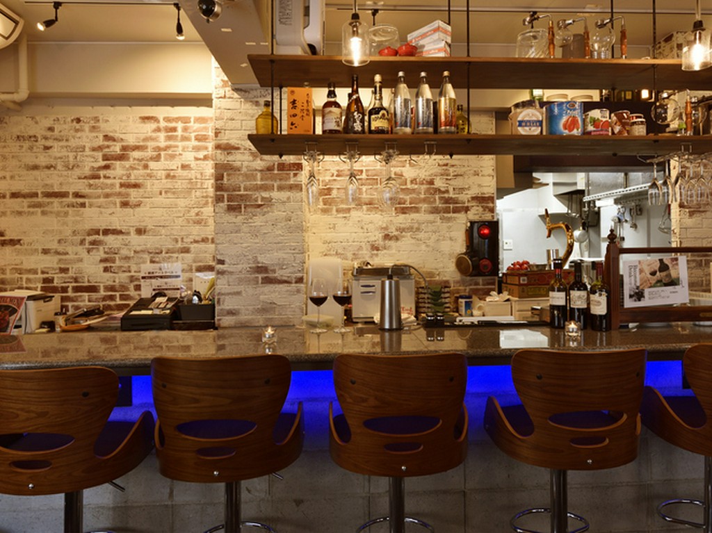 おひとりさまやカップルに好評のカウンター席